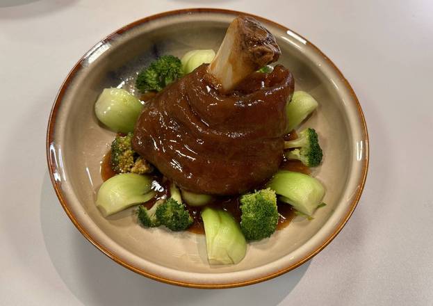 F01 Stewed pork hock on bak choi 红烧圆蹄（扒肘子）